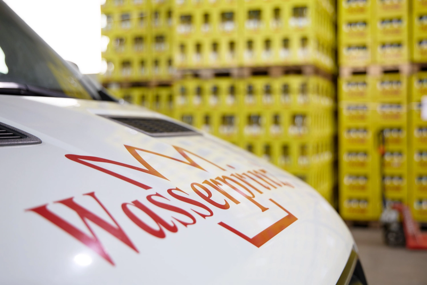 Mehrweg-Glaskasten mit Mineralwasserflaschen als Pfandgebinde