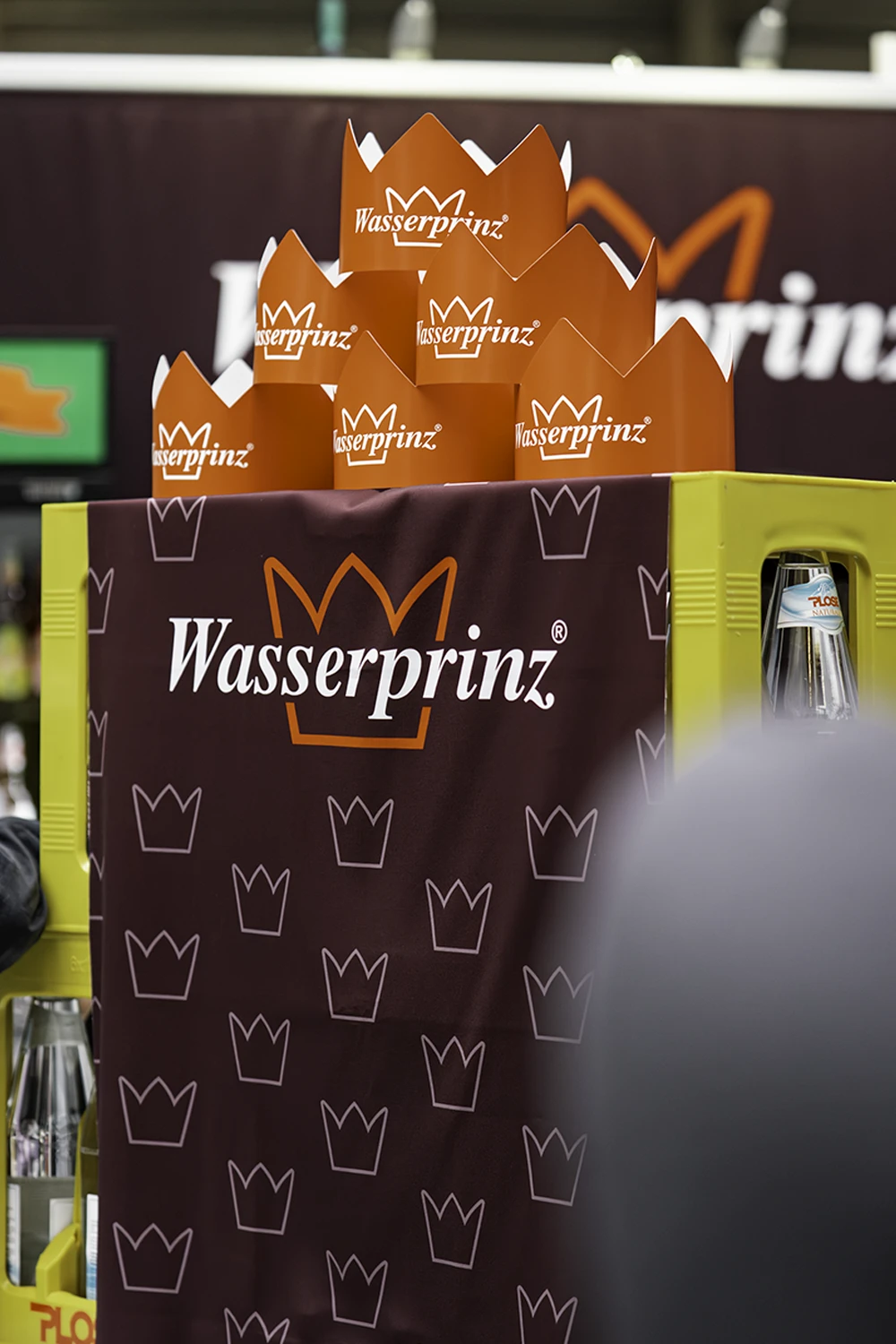 Kostenlose Papierkronen für Kinder mit Wasserprinz-Logo am Messestand A/FAIR Augsburg