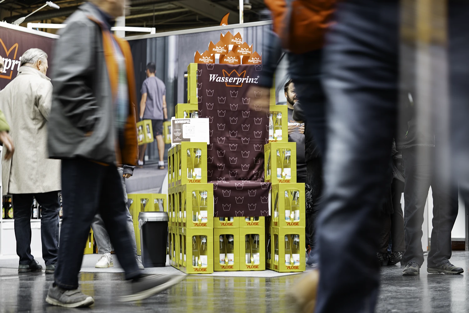 Wasserprinz-Thron mit Plose Mehrwegkisten auf der A/FAIR Augsburg Erlebnismesse 2026