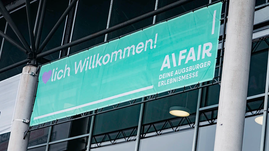 A/FAIR Augsburg 2026 Willkommens-Banner am Eingang der Messe Augsburg