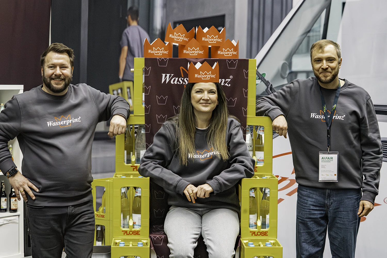 Wasserprinz Team auf der A/FAIR 2026 - Herr Hafeneder, Frau Hafeneder und Herr Lesti am Wasserprinz-Thron in Halle 3 Stand H32