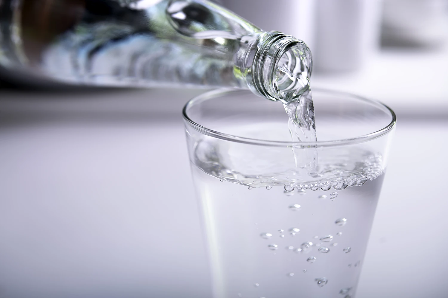 Natürliches Mineralwasser in einer Mehrweg-Glasflasche