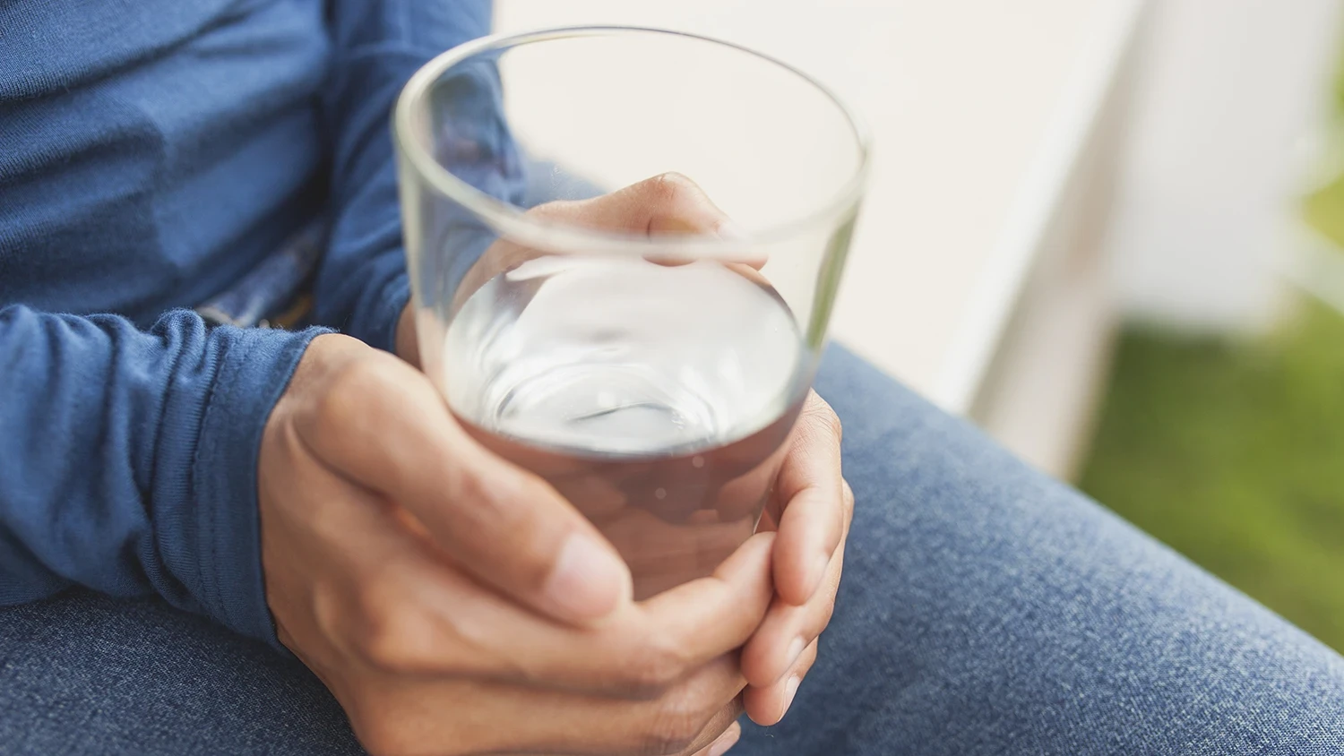 Glas Wasser auf dem Tisch als Erinnerung, jeden Tag genug Wasser zu trinken