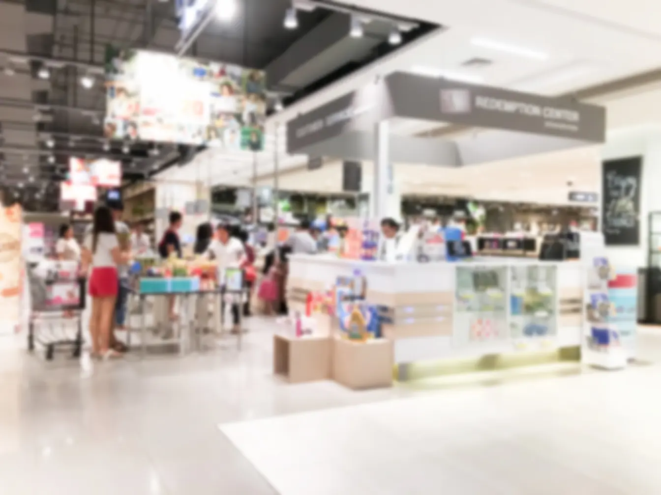 Gang mit gefüllten Regalen in einem Bio-Markt