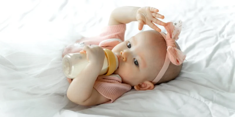 Baby trinkt aus Babyflasche