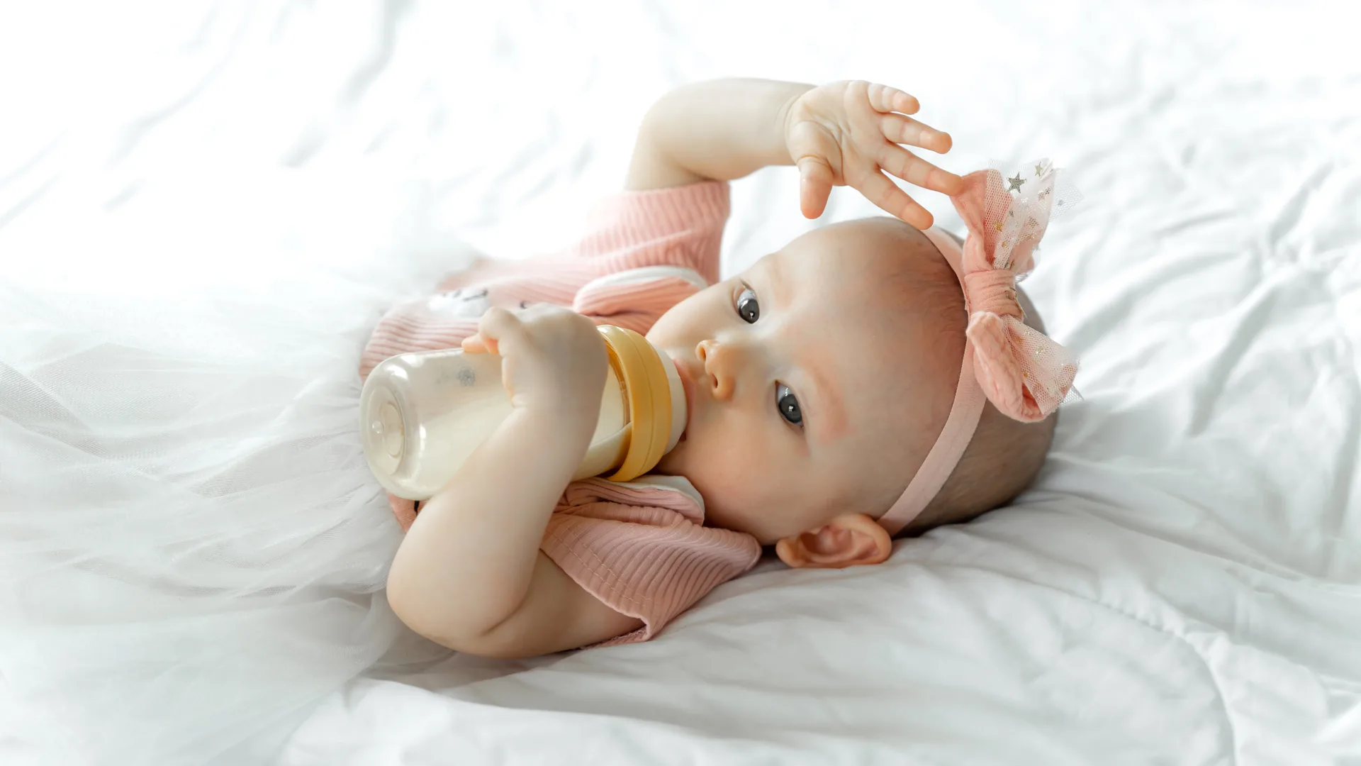 Baby trinkt aus Babyflasche